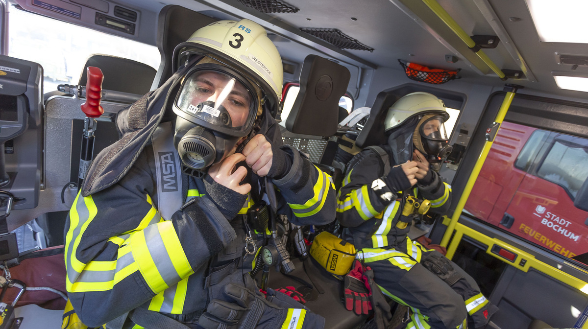 Feuerwehrleute im Einsatzfahrzeug
