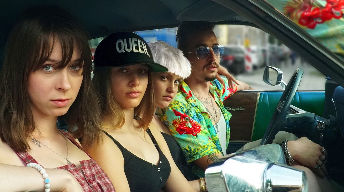 Emma-Lynn Mainzer, Sarah Riesz, Sophie Lindner und Albert Feil in dem Film von Klaus Lemke "Ein Callgirl für Geister"