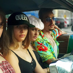 Emma-Lynn Mainzer, Sarah Riesz, Sophie Lindner und Albert Feil in dem Film von Klaus Lemke "Ein Callgirl für Geister"