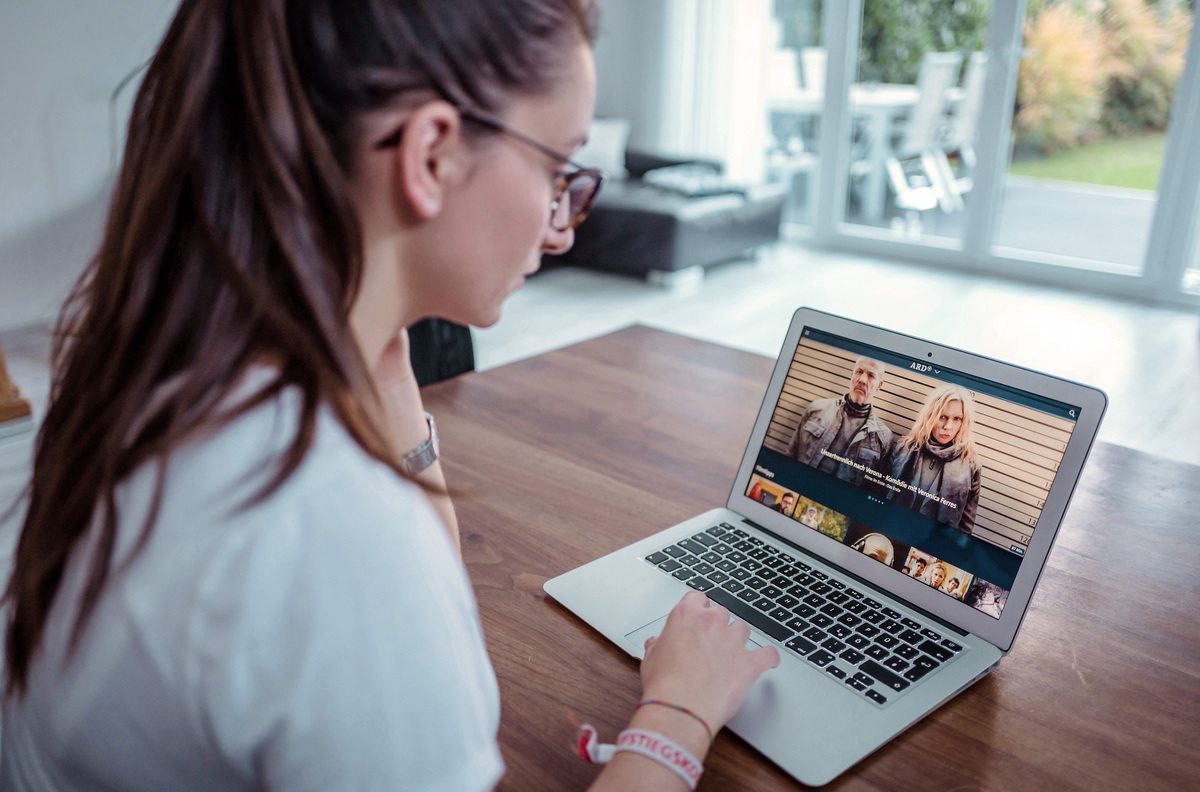 Angebote der ARD (Mediathek) auf dem Laptop