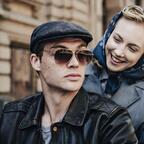 Ulla Wolf (Elisa Schlott) strahlt Tommy Weidner (David Schütter) an, als sie hinter ihm auf dem Motorrad sitzt