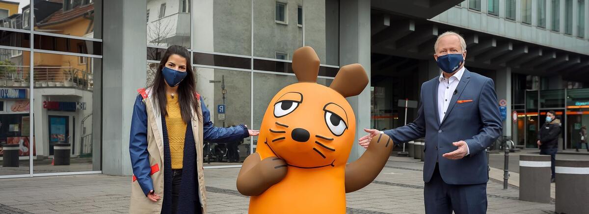 Clarissa Corrêa da Silva und WDR-Intendant Tom Buhrow mit der Maus Figur