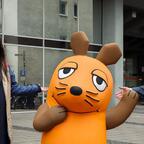 Clarissa Corrêa da Silva und WDR-Intendant Tom Buhrow mit der Maus Figur
