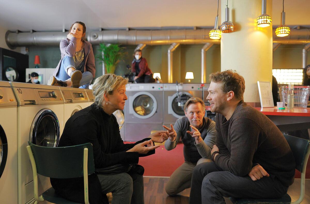 Drehstart für die WDR-Webserie "Saubere Sache" vorne v.l. Cristina do Rego, Margarita Broich, André Erkau (Regie), Ben Münchow; hinten: Fee Strothmann (Kamera)