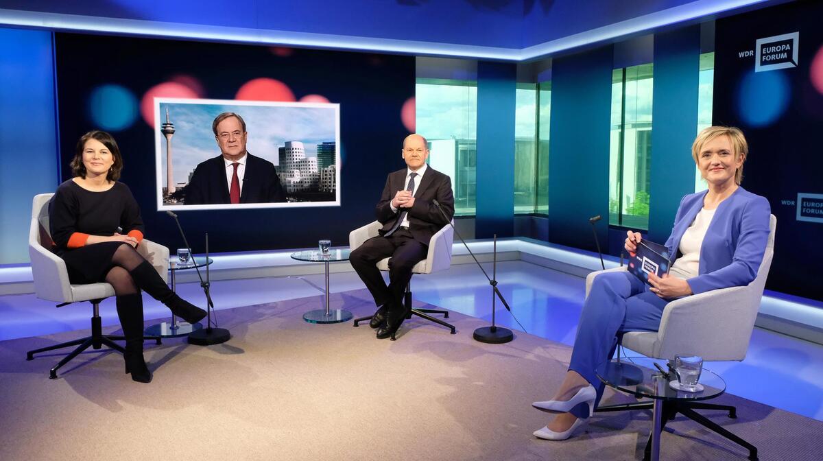 Annalena Baerbock, Armin Laschet und Olaf Scholz im Gespräch mit Ellen Ehni