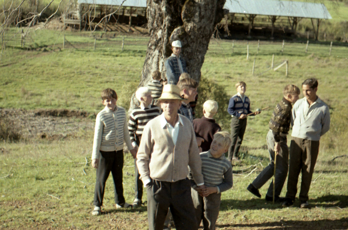 Colonia Dignidad - Paul Schäfer (Mitte) in Chile mit Jungengruppe ca. 1968
