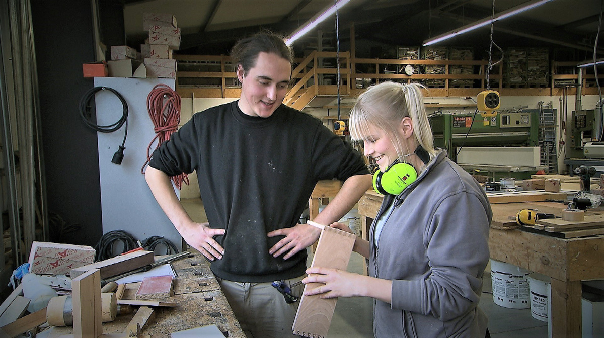 Tischer-Azubi Alex (links) und Gesellin Sarah an der Werkbank
