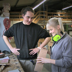Tischer-Azubi Alex (links) und Gesellin Sarah an der Werkbank