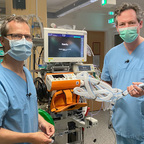 Eckart von Hirschhausen (rechts) im Krankenhaus