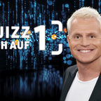 Guido Cantz und Sendelogo QUIZZ DICH AUF 1